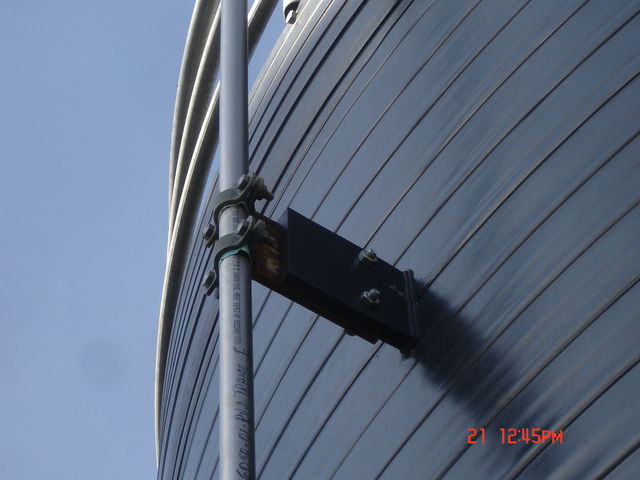 CLIP EN TANQUE PARA TUBERIA VERTICAL